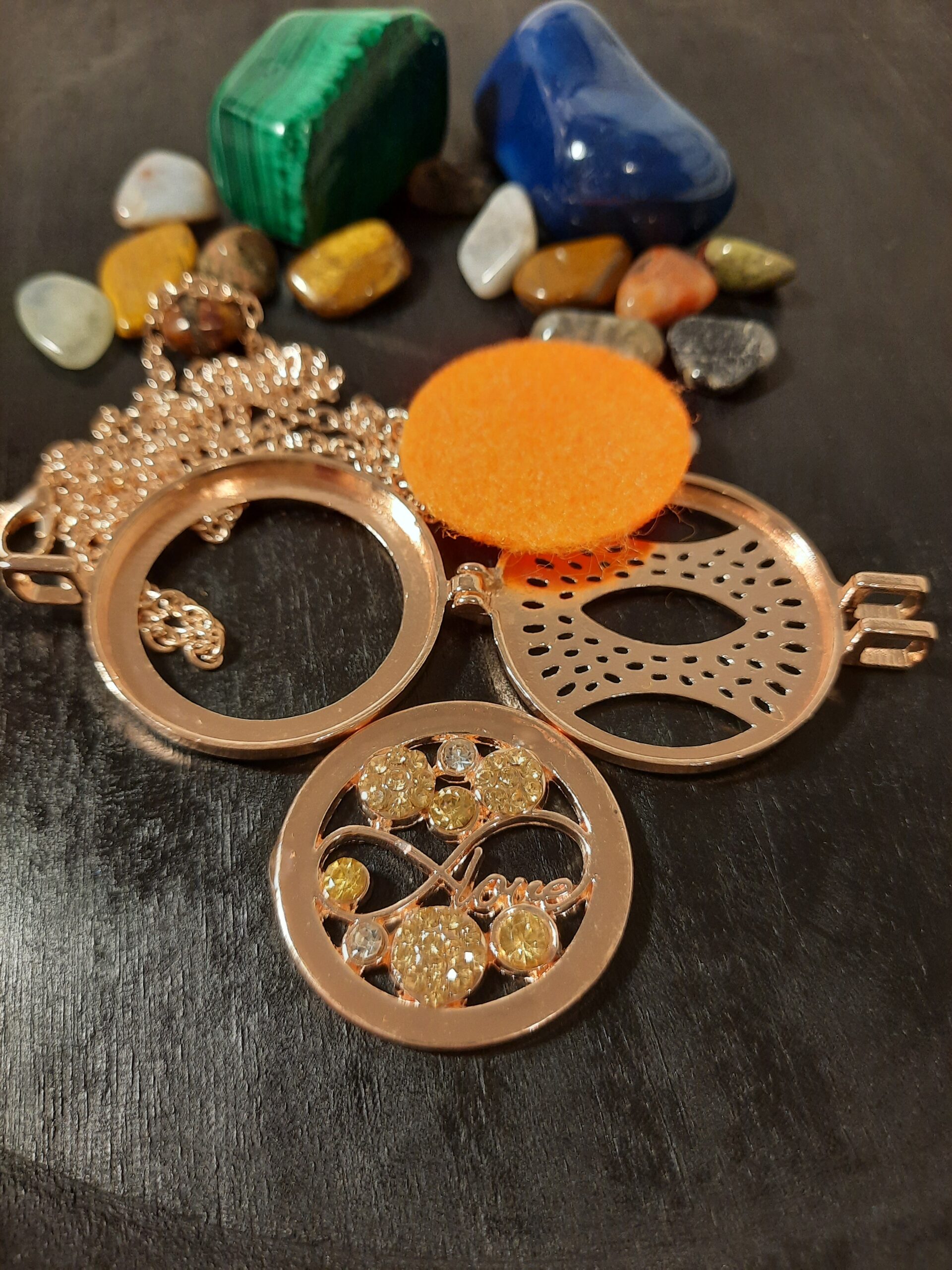 Nekonečno s nápisem Love – rose gold